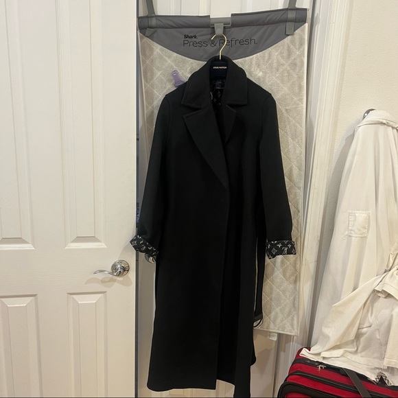 Black cashmere Luis Vuitton woman’s coat size 40 - Picture 3 of 4